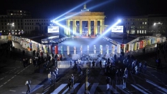 Berlin Duvarı’nı sembolize eden domino şeklindeki binlerce parça Reichstag ve Brandenburg kapısı bölgesini çevreliyor. 9 Kasım’da saat 20:00’de , Berlin Duvarının yıkılışının 20. yıl dönümü nedeniyle düzenlenen kutlamalar çerçevesinde bu parçalar yıkılacak.